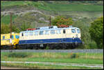 E10 1239 (110 239) bef�rderte am 02.09.2026 Gleisbaumaschinen bei Th�ngersheim durch das Maintal gen S�den.