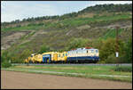 E10 1239 (110 239) bef�rderte am 02.09.2026 Gleisbaumaschinen bei Th�ngersheim durch das Maintal gen S�den.
