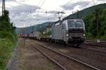 193 804 Railpool mit Badeente in XXL-Format und Containerzug am 13.08.2013 in Gemnden am Main gen Wrzburg. 