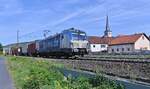 Boxxpress 193 843 mit einem Containerzug am Haken durch Thüngersheim gen Würzburg fahrend am Mittag des 14.9.2021