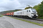 159 214 mit einem Containerzug in Thüngersheim gen Würzburg fahrend am 5.10.2021