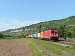 DB 185 204-5 mit einem Containerzug Richtung Würzburg, am 25.08.2021 in Thüngersheim.