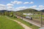 Railpool 187006 erreicht hier am 30.4.2023 um 14.30 Uhr aus Richtung Fulda kommend mit einem Bauzug die Mainbrücke in Gemünden.
