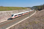 Ein ICE 4 (Tz 9018)  Freistaat Bayern  als ICE 788 von München Hbf nach Hamburg-Altona bei Emskirchen, 30.03.2019