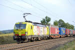 Siemens Vectron 193 551 der TX Logistik zieht ihren Containerzug zwischen Neustadt Aisch und Diebach.