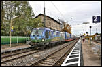 GYSEVCARGO 193837 fährt hier mit einem LKW Walter Transport Zug in Richtung Würzburg am 30.10.2023 um 16.33 Uhr durch den Bahnhof Siegelsdorf.