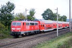 111 217-6 zieht ihre Doppelstockgarnitur, welche hauptsächlich von Berufspendlern genutzt wird, in Richtung Würzburg.