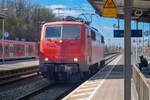 111 213-5 ohne Schriftzug bei der Durchfahrt im Bahnhof Neustadt a.d.Aisch Richtung Nürnberg. Aufgenommen am 27.02.22.
