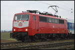 Der Weihnachtsfeiersonderzug der Train4Train GmbH am trüben 14.12.2025 in Dettelbach Bahnhof. Die 111 207-7 (TFT) beförderte zwei Waggons (BordClub D-GfF 56 80 89-90 673-5 WGmz & D-GfF 51 80 10-91 226-0 Aimz) als DZ 1810 von Regensburg nach Fulda.