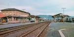 Bad Neustadt (Saale) am 14.4.89: Rechts auf Gleis 5 wartete 211 019 mit einem Güterzug auf die Weiterfahrt nach Süden und links auf Gleis 2 ein Wendezug auf die Weiterfahrt nach Mellrichstadt.