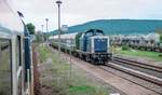 Zugkreuzung in Ritschenhausen am 16.9.94: Blick aus der RB nach Meiningen auf 212 249 mit dem Gegenzug nach Schweinfurt.