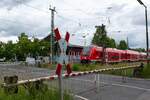 Stellwerk und Bahnübergang im Bahnhof Rödental am 07.06.2025, ein Regionalzug fährt in Richtung Coburg ab