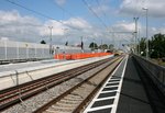 Der Bahnhof Eltersdorf, wie er sich im Bauzustand seit dem 15.08.2016 präsentiert: Mittig der Bahnsteig zwischen den zukünftigen und momentan nicht befahrenen S-Bahn-Gleisen, links und