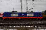 185 409 Raildox steht am 07.12.2013 mit einem Getreidezug in Lichtenfels und wartet auf die Ausfahrt in Richtung Bamberg.