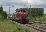 V 100 1041 der NeSA ist am 7. Juni 2011 mit einer recht interessanten berfhrung von Delitzsch nach Friedrichshafen auf der KBS 820 bei Ebensfeld unterwegs. Konkret bestand die Fuhre aus einem ABDn, dem SVT 137 856  Fliegender Hamburger  und einem ABDn. Gekrnt wird diese Szene von einem schnen DRG-Oberleitungsmast aus Vorkriegszeiten.