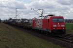 185 399 mit gemischten Gterzug am 13.04.2013 bei Buttenheim gen Bamberg.