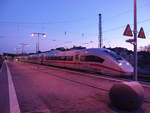Bahnhof Coburg:  ICE 4 aus Berlin HBF hat am 16.02.2019 in der Morgendämmerung Coburg erreicht.