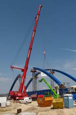 18.04.2013, Auf die neue Mainbrücke in Wiesen im Zuge der ICE-Trasse wurden heute die Bogensegmente aufgesetzt.