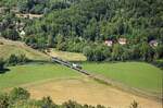 Blick von der Burgruine Neideck auf die Bahnstrecke Ebermannstadt - Behringersmühle KBS 821, auf der gerade die Museumsbahn Dampfbahn Fränkische Schweiz mit ihrer Garnitur über eine