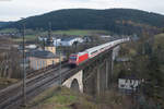 101 047-9 schiebt dem IC 2355 von Berlin nach München über den Frankenwald bei Ludwigsstadt, 23.11.2017