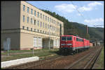 111203 passiert hier am 23.4.2005 mit einer 143ziger am Haken das ehemalige Grenzkontrollgebäude der DDR im Bahnhof Probstzella. Der Lokzug ist in Richtung Saalfeld unterwegs.