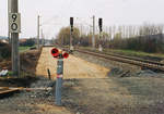 14. April 1995, Die Frankenwaldbahn bekommt ihr bis 1949 abgebautes zweites Gleis zurück. Das Foto zeigt das Planum bei Küps. Am heutigen Karfreitag ruhen alle Aktivitäten, auch der Warntyphon ist unbesetzt.