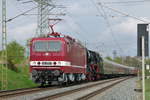 12. April 2014, Der Thüringer Eisenbahnverein führte heute eine Sonderfahrt von Weimar über Erfurt, Saalfeld, Hochstadt nach Neuenmark-Wirsberg durch. Angekündigt war dafür die Schnellzugdampflok 03 2155. Nicht angekündigt dagegen die Zugreihung mit dem  gut verpackten  Dampfer hinter der 243 005 (Auslieferung an DR 29.10.1984, Leihgabe an DB Museum Nürnberg, Außenstelle Halle (Saale)). Am Zugschluss läuft eine V180, die Lok 20 der Firma Wedler und Franz / die ehemalige BUNA-Lok 204. Fotografiert habe ich die Garnitur kurz vor Hochstadt in der Nähe des Umspannwerkes Redwitz.