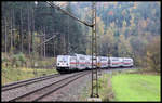 DB 147562 quält sich hier am 23.10.2019 um 11.22 Uhr mit dem IC 2 nach Leipzig die Rampe bei Pressig Rothenkirchen hoch.