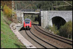 DB ET 442776 unterquert hier am 20.10.2019 um 13.32 Uhr bei Lauenstein die Straßenbrücke zwischen Probstzella und Lichtenfels.
