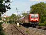 08. Mai 2009, RB 16853 aus Naumburg hat soeben den Bahnhof Kronach verlassen und strebt ihrem Ziel Lichtenfels zu. Ich lehne am Prellbock des Stumpfgleises.