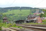 Zum 30. Jahrestag der 30 Jahre nach der Öffnung der  Mauer  passt auch dieses Foto des vom Bahnhofs Probstzella vom 25. Mai 2013. Bis zur Wiedervereinigung der beiden deutschen Staaten 1989 wurden hier strenge Grenzkontrollen durchgeführt. Ähnlich gab es das aber auch schon sehr viel früher: Bis 1918 filzten hier preußische und bayerische Zöllner die Reisenden. 2010 wurde im 1885 errichteten Bahnhofsgebäude das Grenzmuseum eröffnet. Die Natur verdeckt freundlich die deutlichen Spuren des Verfalls.