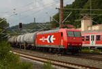 17. Juli 2009, Ein Güterzug mit einer Lok der  Häfen und Güterverkehr Köln  passiert das Stellwerk Süd am Bahnhof Kronach und fährt weiter in Richtung Saalfeld