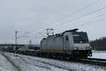 Was geht mich das Wetter an - im Dezember gibt's bei mir Schnee! Ein sehr langer Zug mit leeren Container-Tragwagen fährt am 12. Dezember 2019 bei Oberlangenstadt in Richtung Lichtenfels.