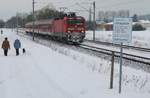 28. Dezember 2010, RB 37624 Bamberg - Saalfeld verlässt den Haltepunkt Küps. Ich habe mich  bahnbilder-gerecht  vor dem Schild aufgehalten und mit Spannung auf das Heranstürmen der Bundespolizei gewartet. Die Hundeführerinnen schienen allerdings  befugt zu sein und mussten deshalb nicht mit kostenpflichtigen Anzeigen rechnen! 