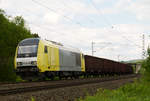 08. Mai 2012, Ein Güterzug aus Saalfeld mit der Dispo-Lok ER 20-003 fährt durch den Haltepunkt Neuses bei Kronach in Richtung Lichtenfels.