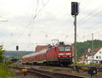 20. Mai 2008, Lok 143 319 verlässt mit einer Dosto-Garnitur als RB 16855 Naumburg - Lichtenfels den Bahnhof Kronach.