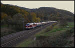 Die Ludmilla 232 601-5 (WFL) bef�rderte am 25.10.2026 den Sonderzug DZ 74200 Salzburg - Dresden von N�rnberg �ber die Frankenwaldrampe, Saalfeld/Saale, Gera, Altenburg, B�hlen und Chemnitz in das s�chsische Elbflorenz. Dabei waren auf diesem ungew�hnlichen Laufweg drei Fahrtrichtungswechsel erforderlich. In den letzten Sonnenstrahlen passierte das Gespann Unterloquitz kurz vor Saalfeld. Am Zugschluss wurde Beacon 189 804-8 kalt mitgef�hrt. Anlass der Fahrt war das Jubil�um 35 Jahre St�dtepartnerschaft Dresden - Salzburg.