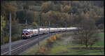 Die Ludmilla 232 601-5 (WFL) bef�rderte am 25.10.2026 den Sonderzug DZ 74200 Salzburg - Dresden von N�rnberg �ber die Frankenwaldrampe, Saalfeld/Saale, Gera, Altenburg, B�hlen und Chemnitz in das s�chsische Elbflorenz. Dabei waren auf diesem ungew�hnlichen Laufweg drei Fahrtrichtungswechsel erforderlich. In den letzten Sonnenstrahlen passierte das Gespann Unterloquitz kurz vor Saalfeld. Am Zugschluss wurde Beacon 189 804-8 kalt mitgef�hrt. Anlass der Fahrt war das Jubil�um 35 Jahre St�dtepartnerschaft Dresden - Salzburg.