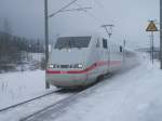 Der ICE 915 (ICE 1) nach Mnchen Hbf durchfuhr am 19.12.10 Stockheim(Oberfr) Richtung Nrnberg.