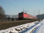 143 341 ist am 30.01.11 mit dem RE 3488 bei Knellendorf Richtung Stockheim unterwegs.