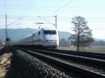 Ein ICE 1 ist am 23.02.11 als ICE 2805 zwischen Halach und Gundelsdorf Richtung Kronach unterwegs.