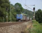 185 520-4 ist am 12. Juli 2011 mit dem Enerconzug bei Kronach unterwegs.
