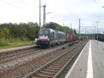 ES 64 U2 der MRCE trifft am 09.10.2011 mit einem Schiebewandwagenzug in Steinbach am Wald ein.