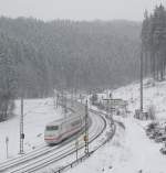 ICE 706 nach Hamburg-Altona ist am 28. Januar 2012 bei Frtschendorf unterwegs.