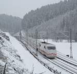 ICE 909 nach Mnchen Hbf ist am 28. Januar 2012 im Frankenwald bei Frtschendorf unterwegs.