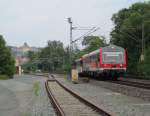 626 982-2 zieht am 31. Mai 2012 VT 51 (796 757) und VS 34 (998 908) der HWB aus Kronach heraus.