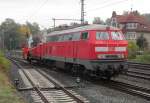 218 272-3 steht am 05. Oktober 2012 mit einem Schneepflug auf Gleis 4 in Kronach und wartet auf die Ausfahrt in Richtung Probstzella.