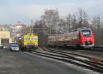 442 107 verlsst am 24. November 2012 als RB nach Bamberg den Bahnhof Kronach. Links im Bild eine Schienenfrse von Alpha Trains.