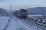 185 514 fhrt am 09.02.2013 mit einem H-Wagenzug auf der Frankenwaldbahn bei Nagel.