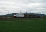 E186 137 von Railpool (ex Lotos) ist am 28. April 2013, im Auftrag von TXL, mit einem H-Wagenzug bei Halach(b. Kronach) Richtung Saalfeld(Saale) unterwegs.